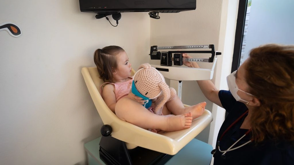 Exploración pediátrica del desarrollo infantil en consulta
